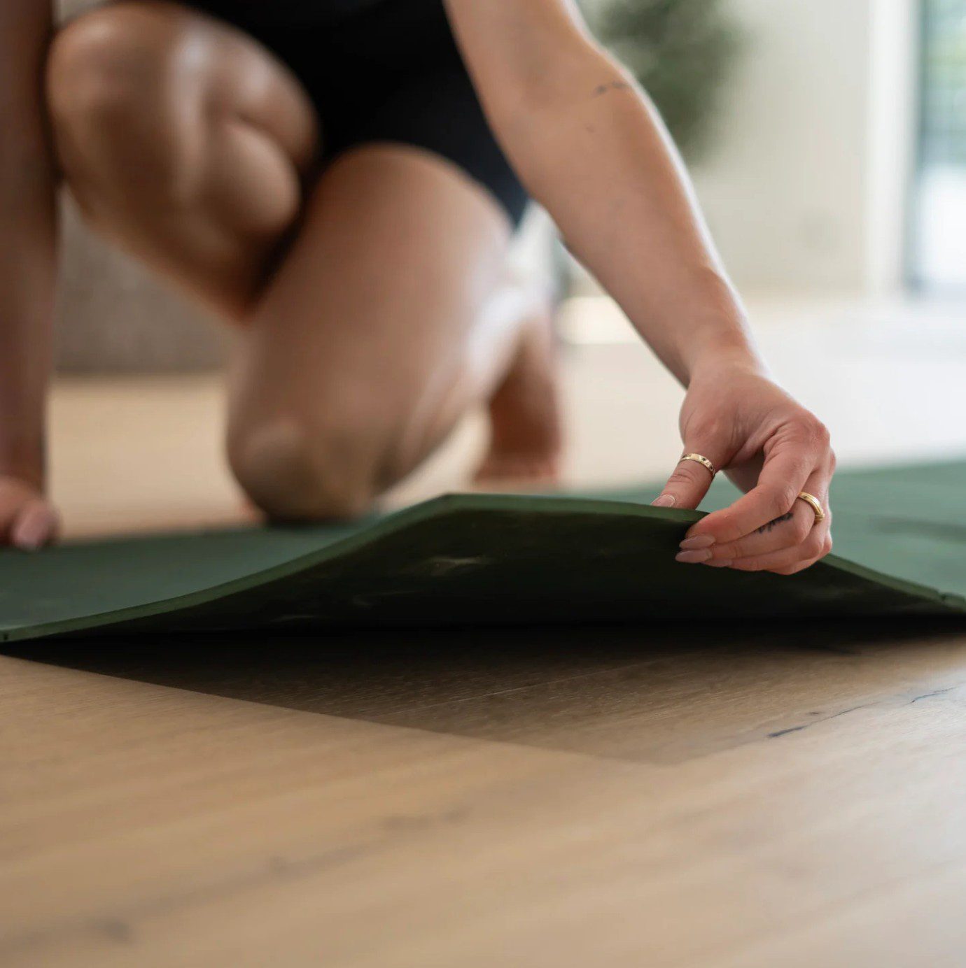 Bahe Foldable Mat 6mm Khaki Female Model Edge Thickness