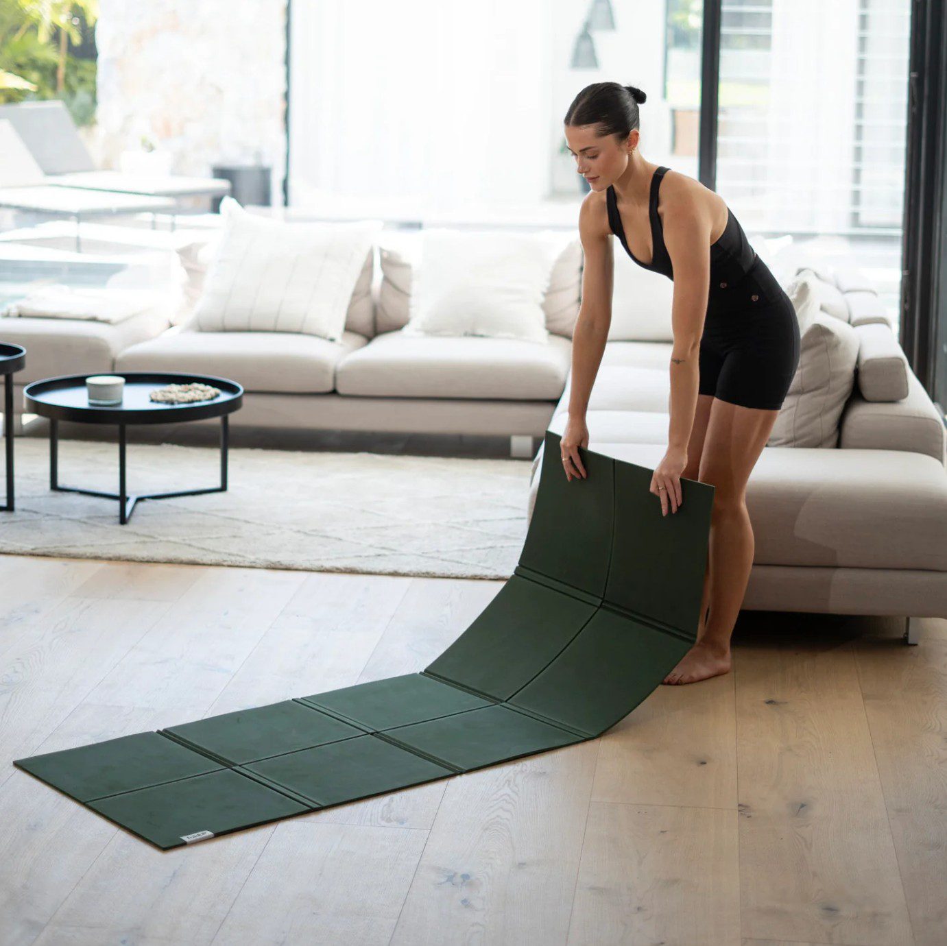 Bahe Foldable Mat 6mm Khaki Female Model Foldout