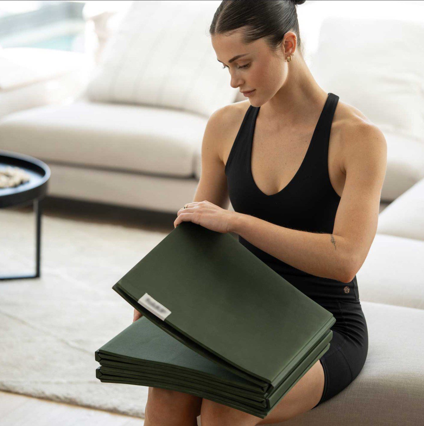 Bahe Foldable Mat 6mm Khaki Female Model Unfolding